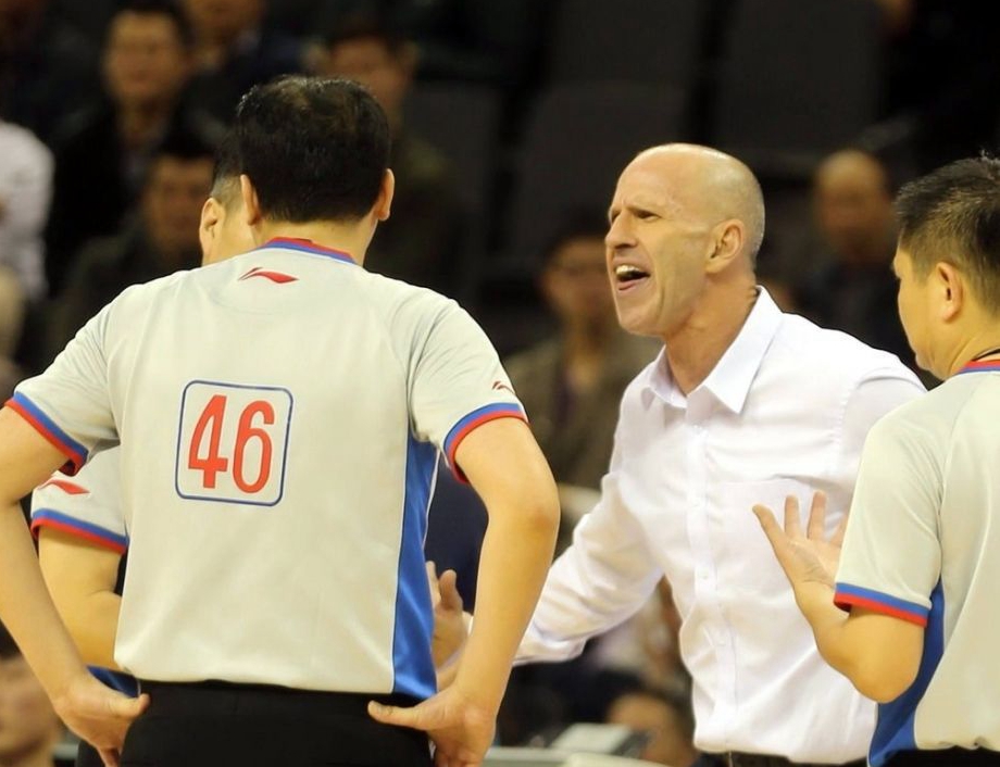 四大绯闻主帅人选缠身，山东男篮一大悬念待破解，一人被*疆新**截胡