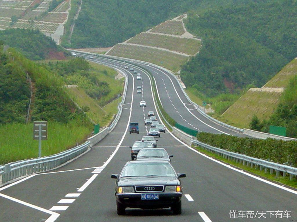 高速追尾前车走了交警怎么定责,高速追尾最前面车不负责吗