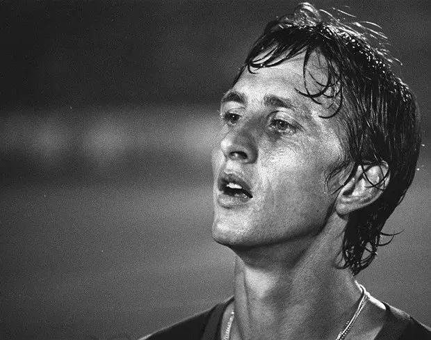 巴萨教父克鲁伊夫去世,巴萨致敬克鲁伊夫