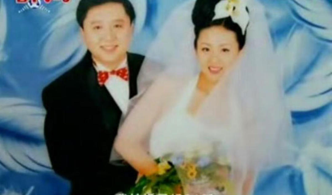 于谦与小10岁娇妻罕见同框,于谦与妻子的合影照