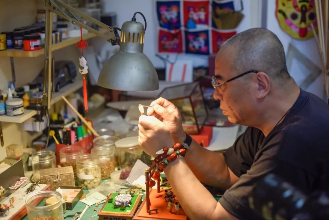 他拜师曹雪芹后人，将虫壳、玉兰变成立体漫画！