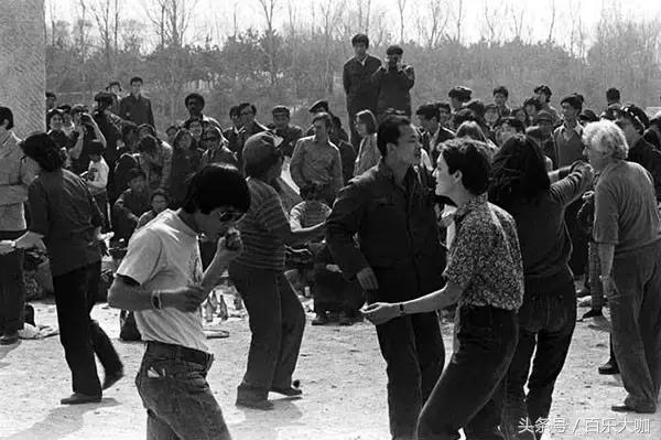 80年代的北京还不堵车车辆很少,80年代的北京牌汽车