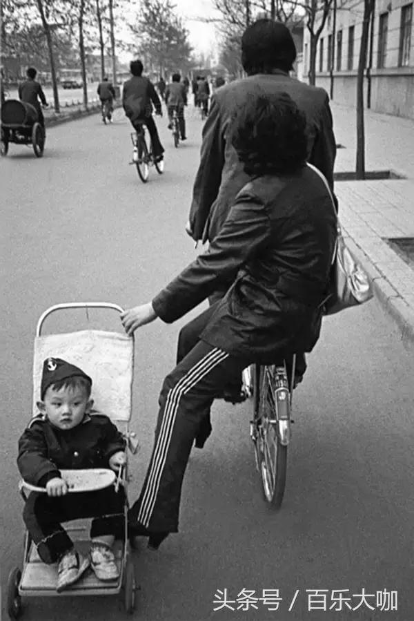 80年代的北京还不堵车车辆很少,80年代的北京牌汽车