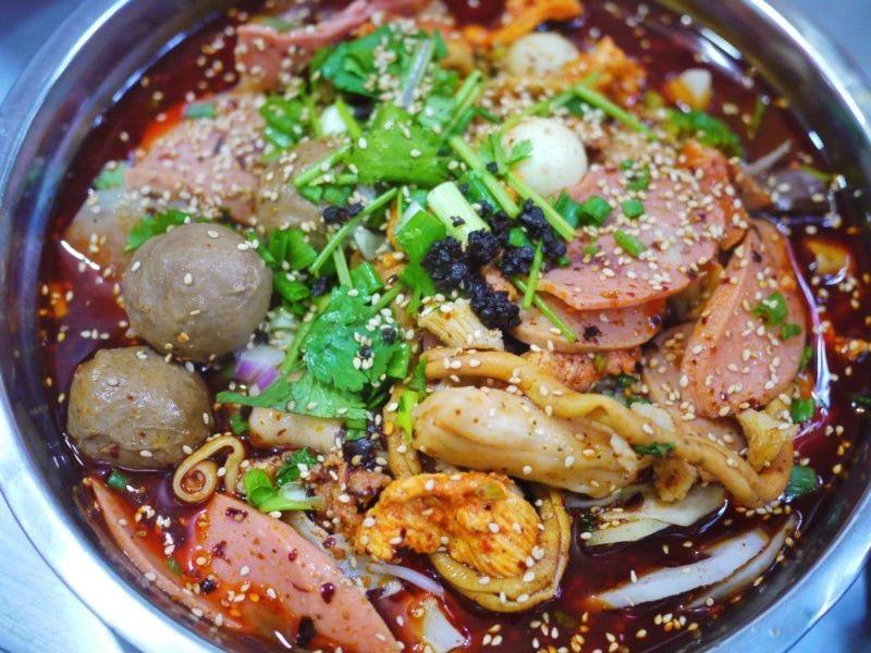 曾经的美食帝国强势回归，建设路要火了！