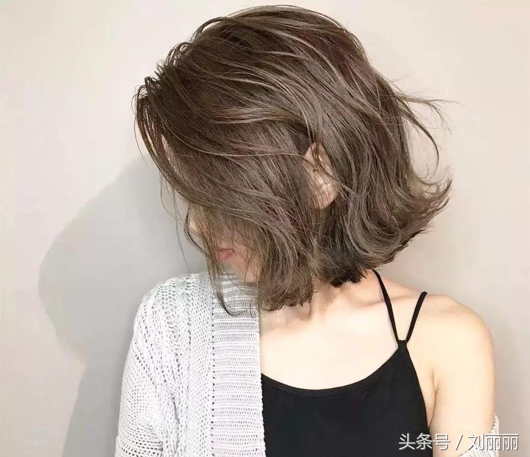 烫发怕老气慵懒锁骨烫时尚又减龄,羊毛卷冷烫怎么烫才不显老气