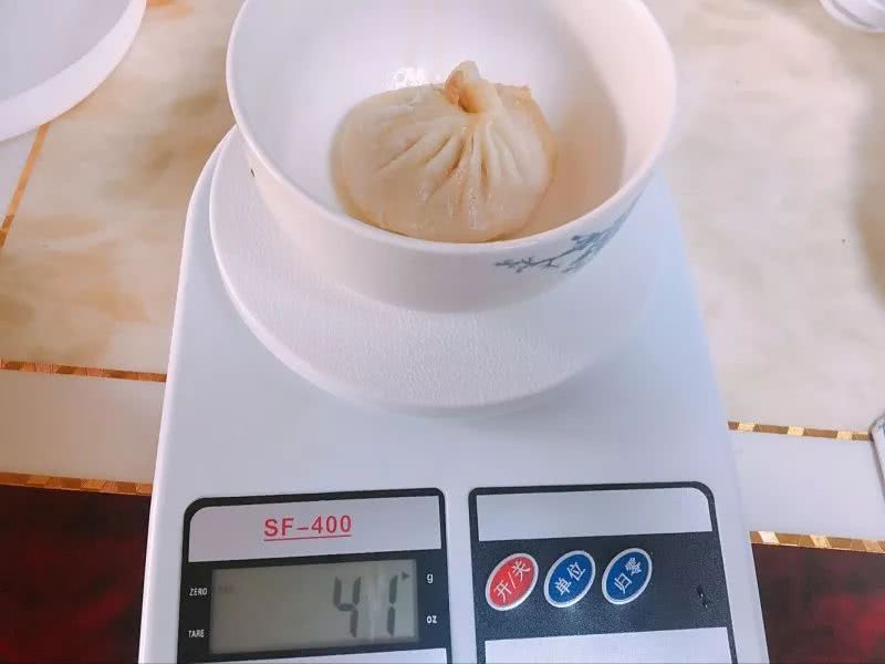 我带着秤和卷尺，去吃这几家小笼包！差点被赶跑