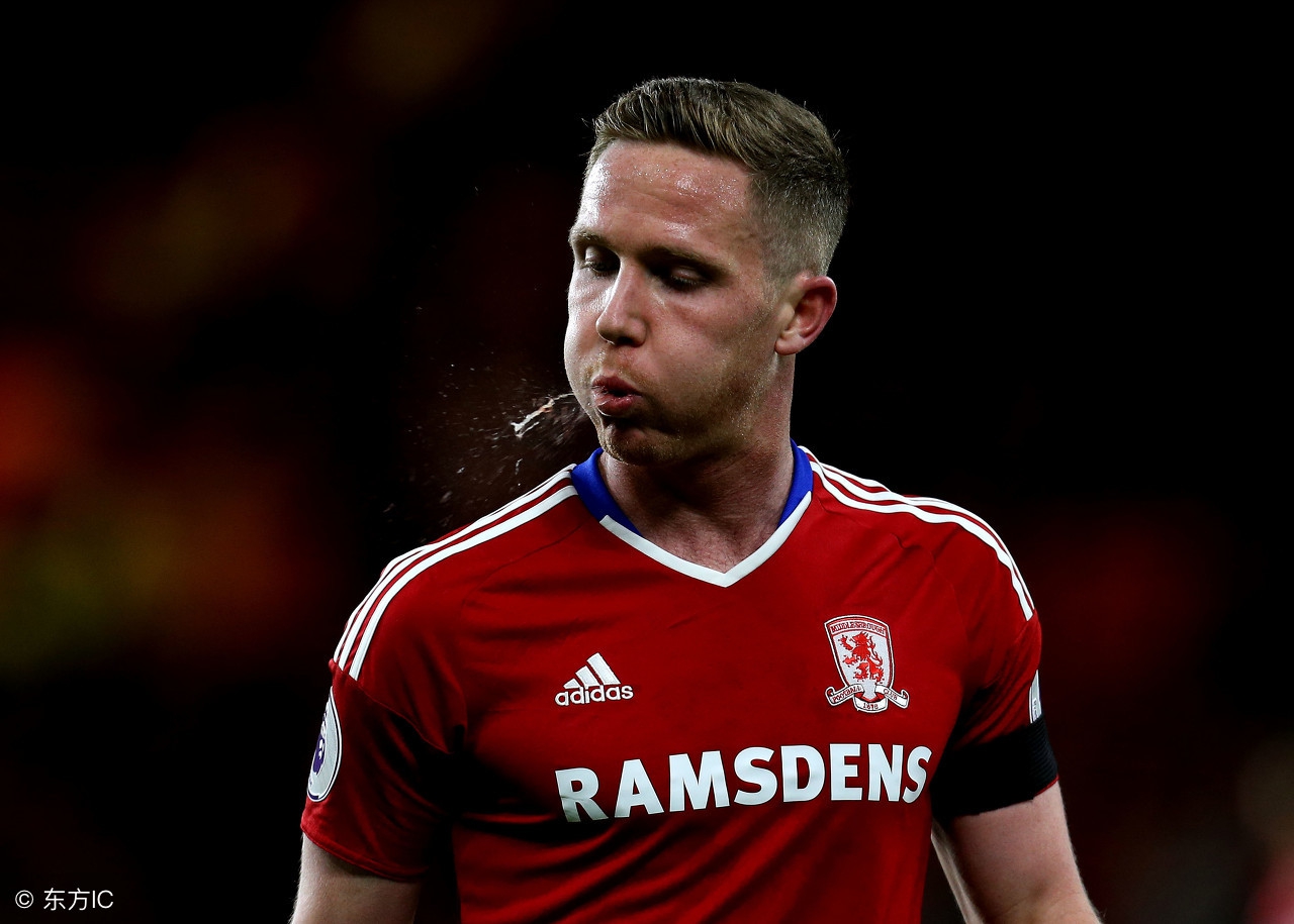 足球场上吐口水的球员,为什么足球球员要吐口水