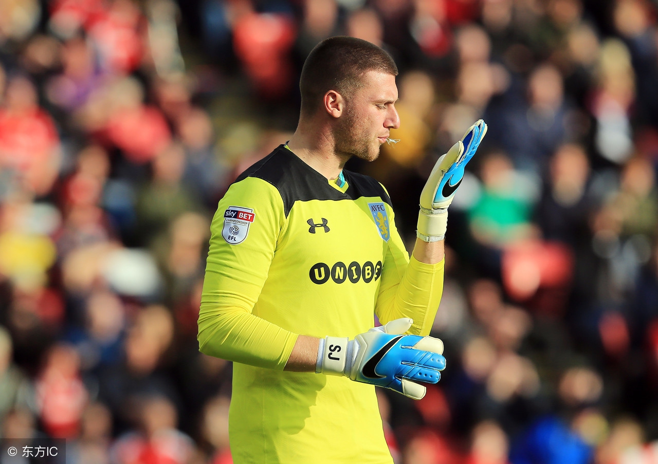 足球场上吐口水的球员,为什么足球球员要吐口水