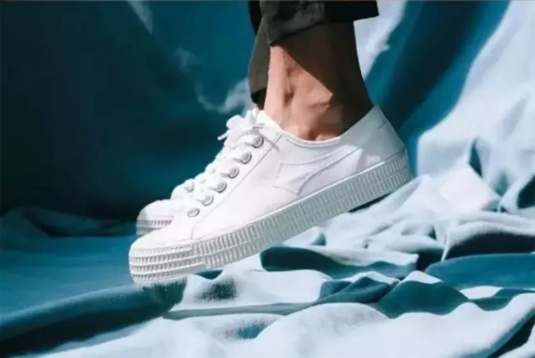 夏日必备大牌帆布鞋时髦又百搭,基础款帆布鞋春夏简约百搭