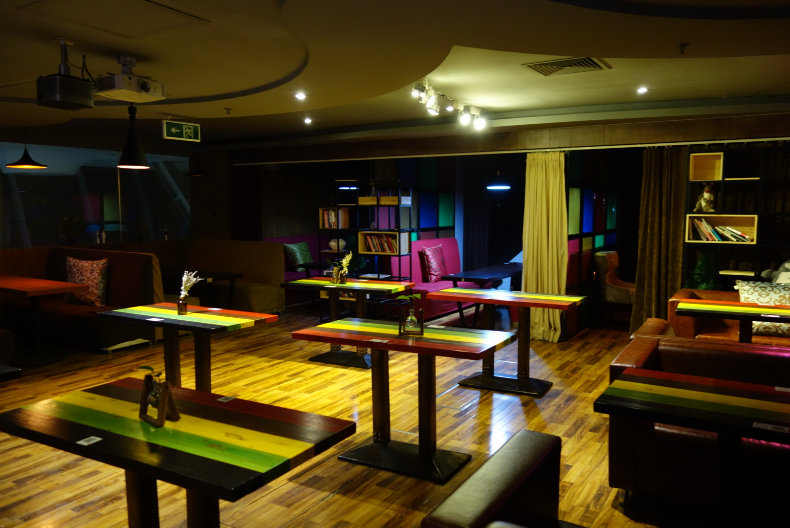 公司门口的桌游吧，回声轰趴