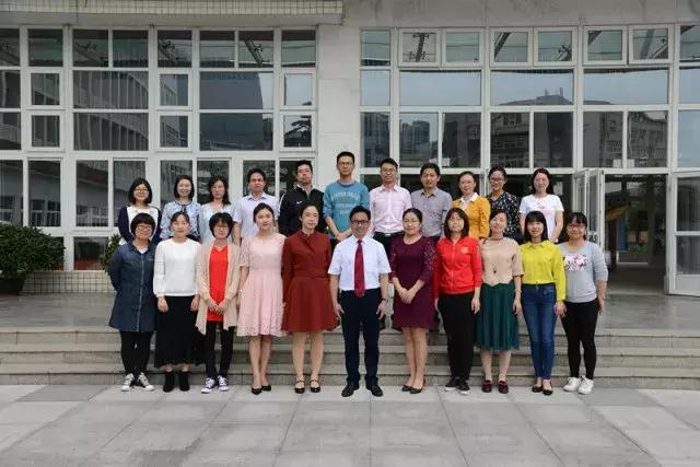 我在西乡中学，等一个人！