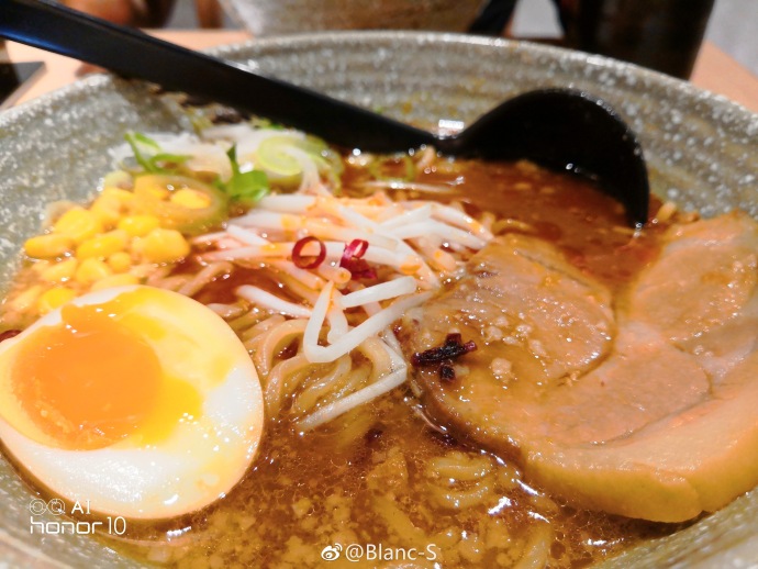 极光色后盖+2400万前后AI双摄，售价2599起；网友：价格很皮！