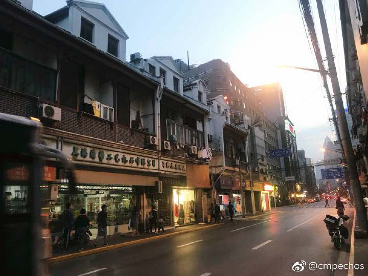 除了在杏花楼排网红青团，这条路还有上海最大书城和老爵士