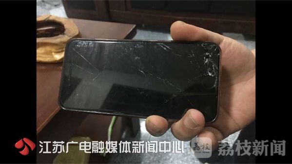 砸手机撕衣服！女教师违规补课遇记者暗访，竟喊来一帮男人……