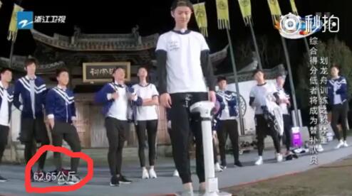 鹿晗今年多少岁关晓彤今年多少岁,鹿晗体重多少公斤