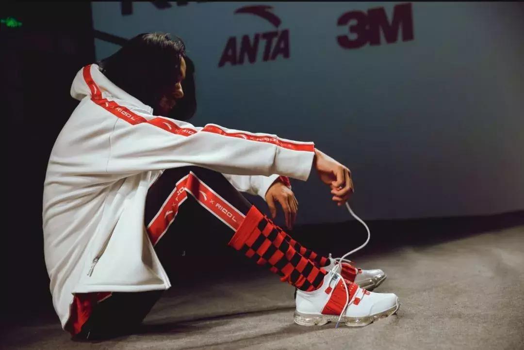 这还是老村炮安踏吗?全新太空鞋潮炸了,半个欧美朋友圈都在跪舔