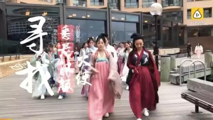 华丽汉服在外国街头惊艳外国人,中国汉服小姐姐美到哭了