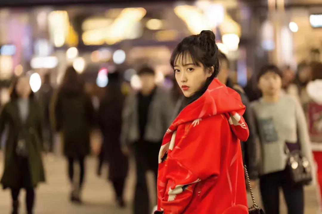 中国姑娘汉服惊呆外国人视频,中国姑娘在国外街头穿汉服惊艳了