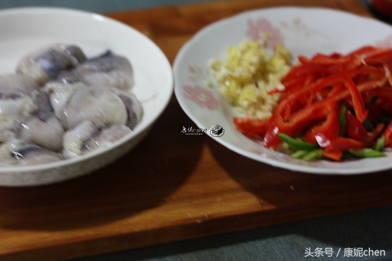 墨鱼仔用啥爆炒,新鲜小墨鱼仔怎么炒着最好吃