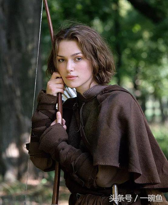 她是平胸的纸片姑娘，却是性感的英伦玫瑰，美得颠倒众生！