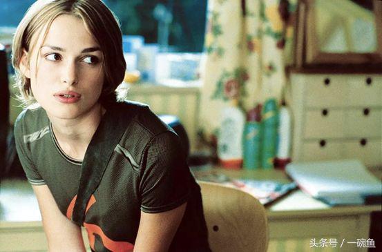 她是平胸的纸片姑娘，却是性感的英伦玫瑰，美得颠倒众生！