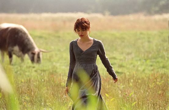 她是平胸的纸片姑娘，却是性感的英伦玫瑰，美得颠倒众生！