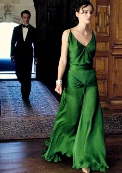 她是平胸的纸片姑娘，却是性感的英伦玫瑰，美得颠倒众生！