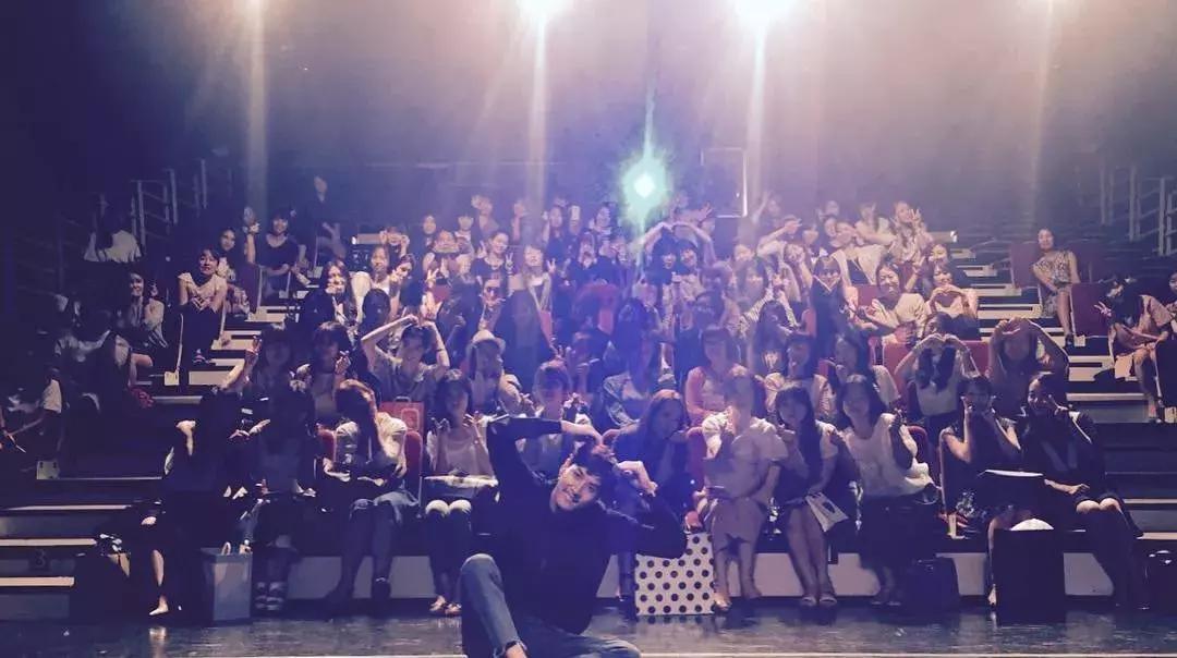 商品券，鲜花，自费打广告为粉丝应援！被爱豆宠是一种什么感觉？