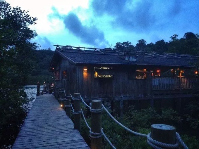 衣冠不整恕不招待厨师,衣冠不整不让进的饭店