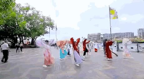 90后中国姑娘，在澳洲街美哭外媒