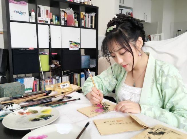 90后中国姑娘，在澳洲街美哭外媒