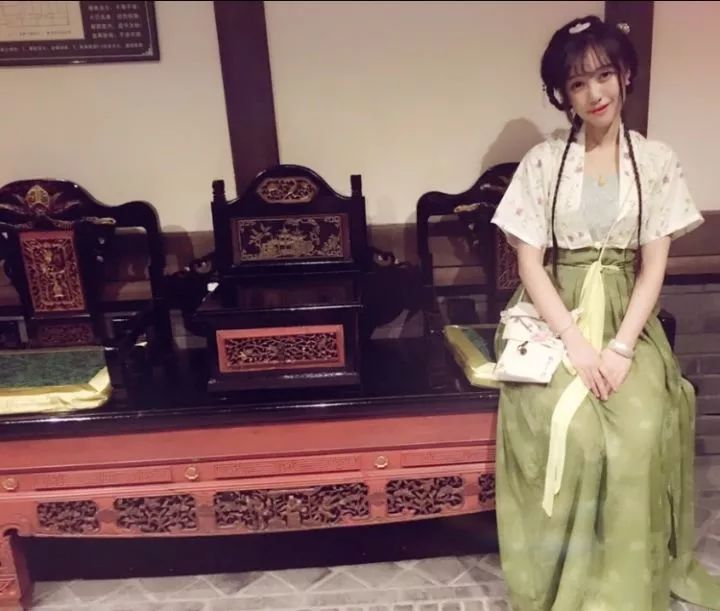 90后中国姑娘，在澳洲街美哭外媒