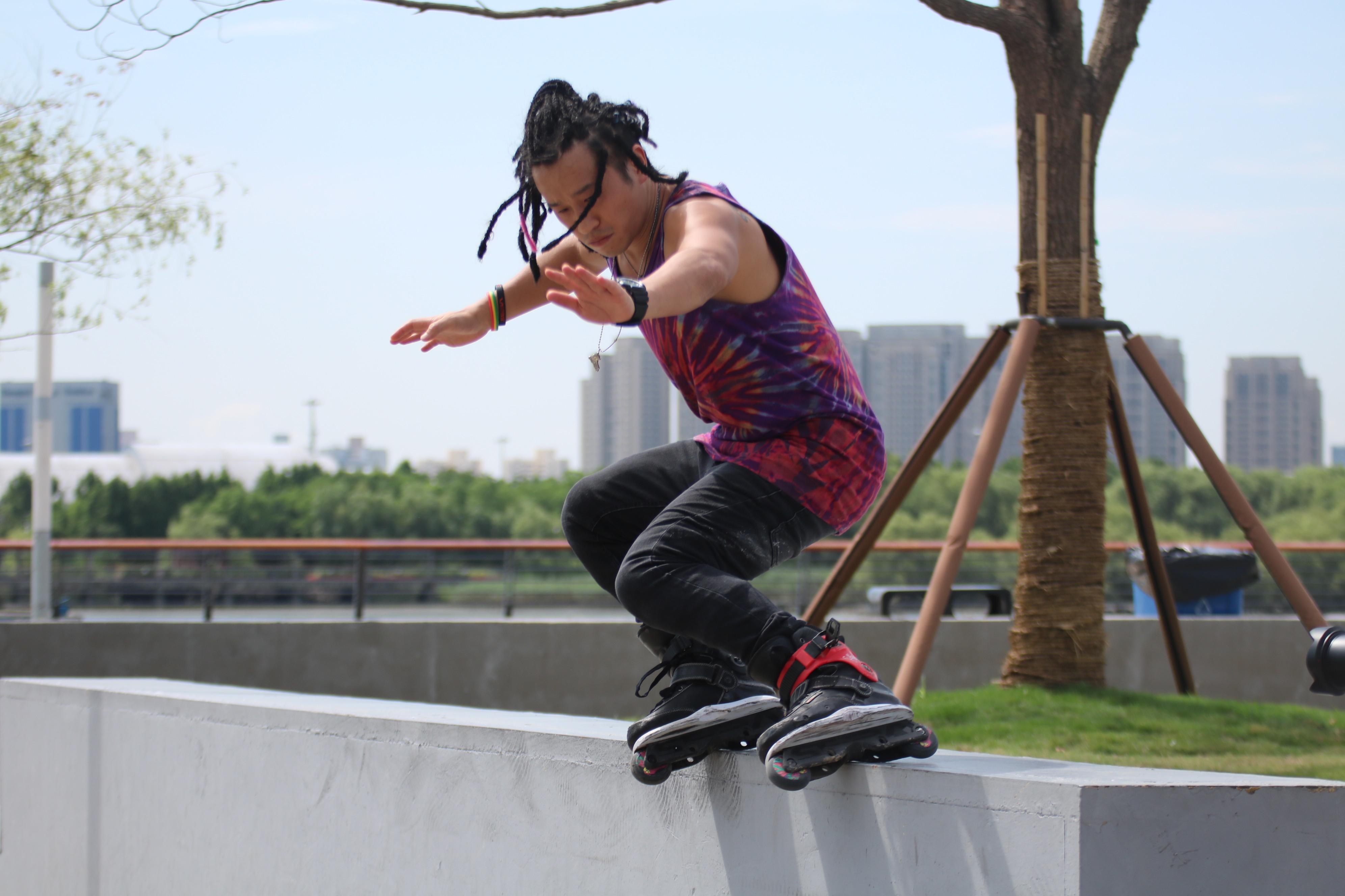 极限轮滑第一人视频,成人初学者学轮滑如何挑选轮滑鞋