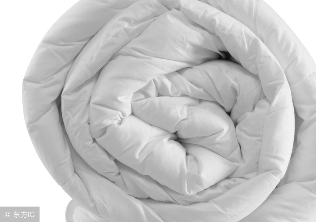 被子羽绒被蚕丝被现场制作,被子是买蚕丝被还是羽绒被