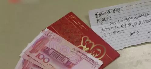 董卿跪地为什么获得网友的称赞,董卿卑躬屈膝