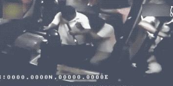 董卿跪地为什么获得网友的称赞,董卿卑躬屈膝