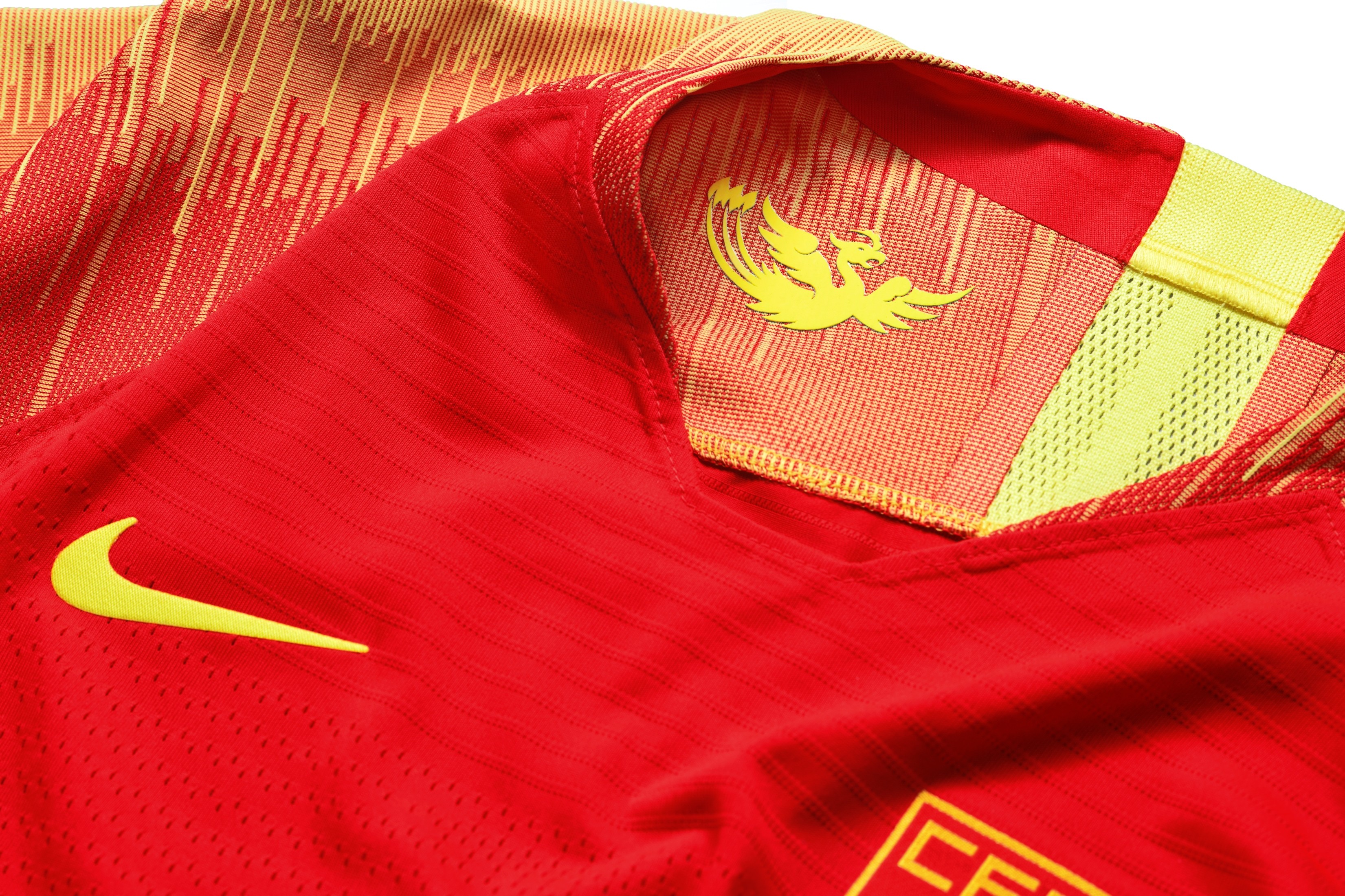 鐢疯冻瑁ゅ瓙,涓浗鐢疯冻闃熸湇绾㈣。鐧借￥