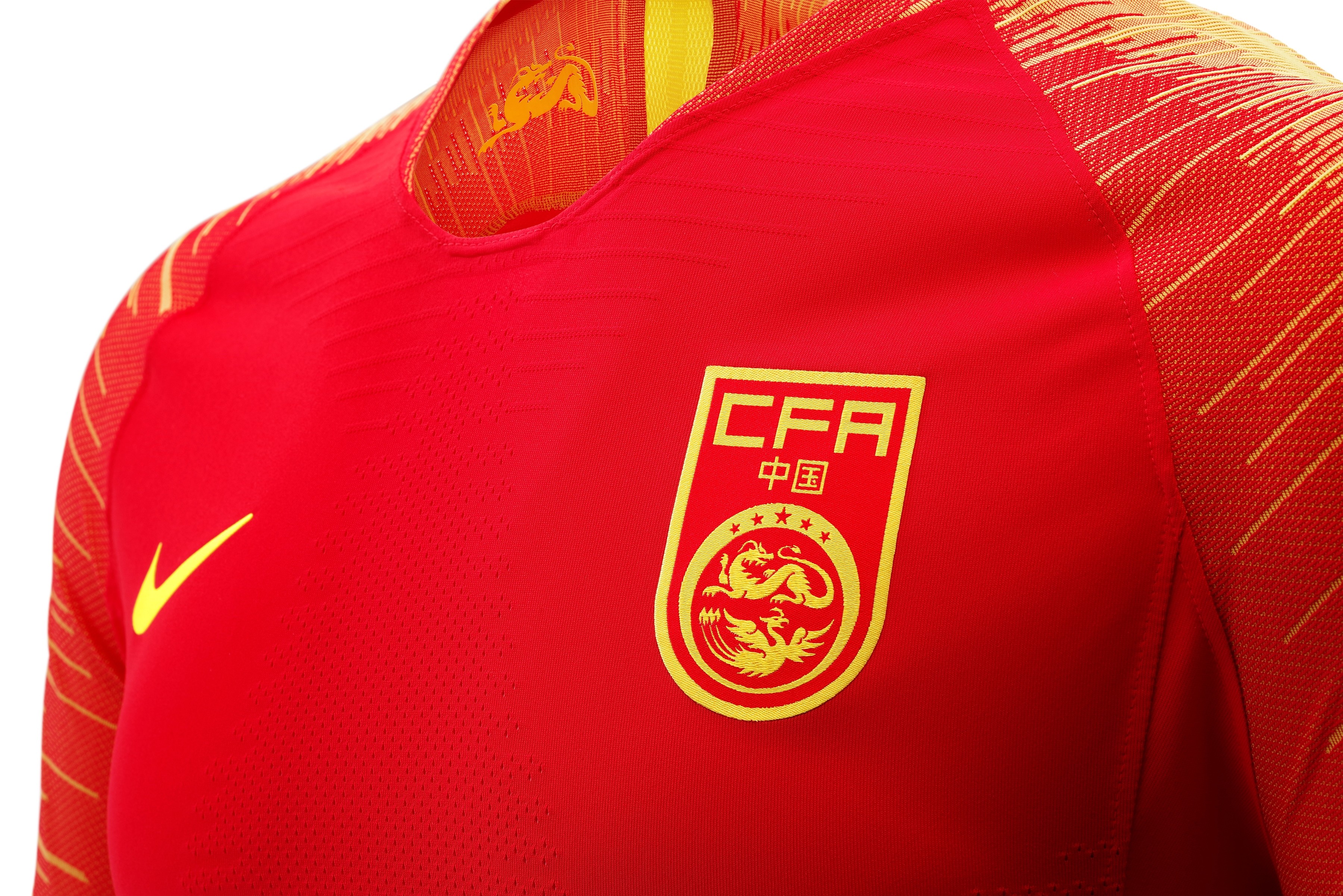 鐢疯冻瑁ゅ瓙,涓浗鐢疯冻闃熸湇绾㈣。鐧借￥