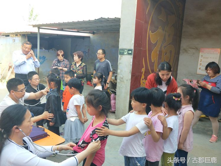 巨鹿县医院妇产儿*党**支部到孙河镇村开展先心病筛查、宣教活动