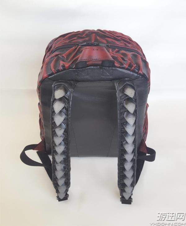 大神自制《怪物猎人世界》惨爪龙背包还原却背不出去