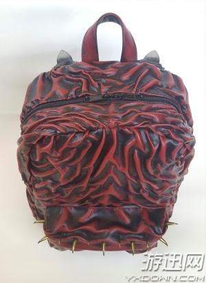 大神自制《怪物猎人世界》惨爪龙背包还原却背不出去