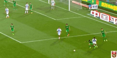 国安赛后与裁判冲突,国安球员怒围裁判视频