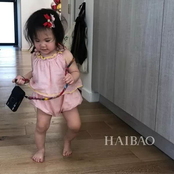 诺一现在这么接地气？才7岁的Grace就是铅笔腿！