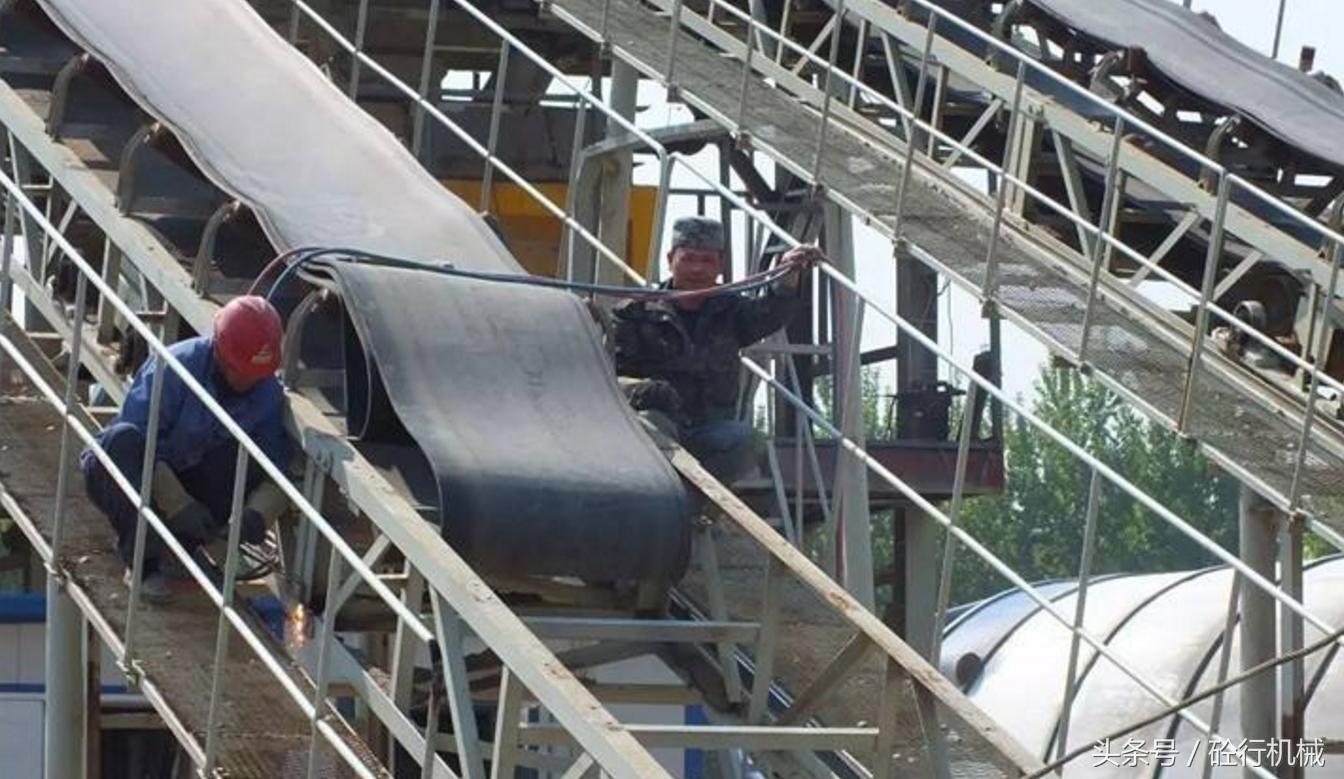 三一搅拌站斜皮带跑偏怎么调,搅拌站皮带跑偏解决方法