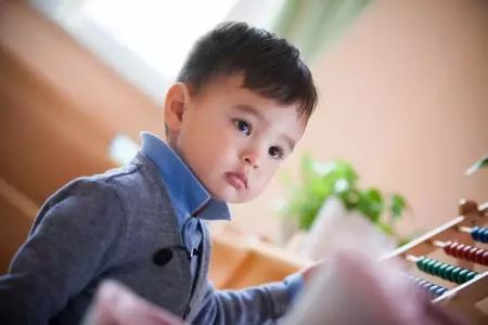 小孩脾气倔强家长该如何教育,孩子太倔强该怎么教育