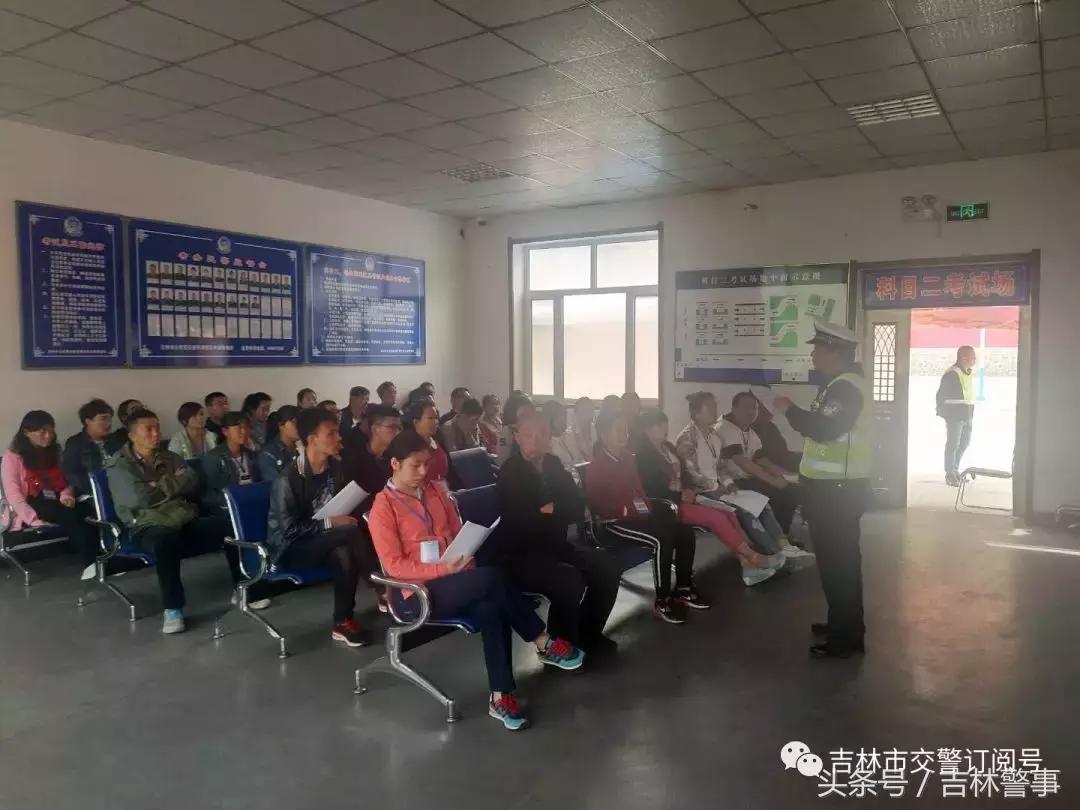 交警大队文明交通绿色出行,交警开展文明交通进驾校宣传活动