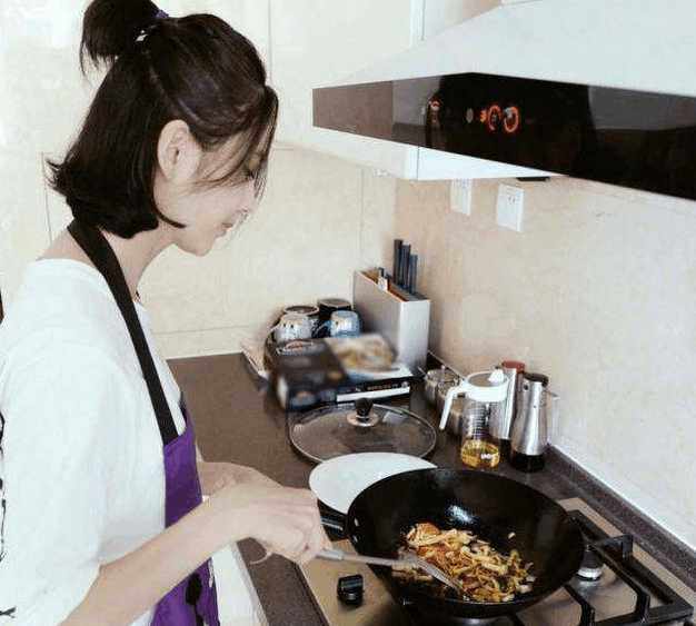 干露露穿低胸睡衣“假做饭”引网友冷嘲：太作，花样秀身材