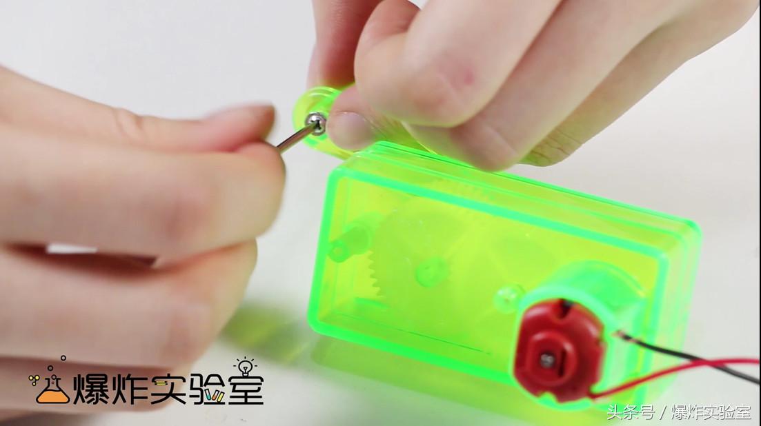 手摇发电机点亮灯泡,自制自由能发电机轻松点亮灯泡