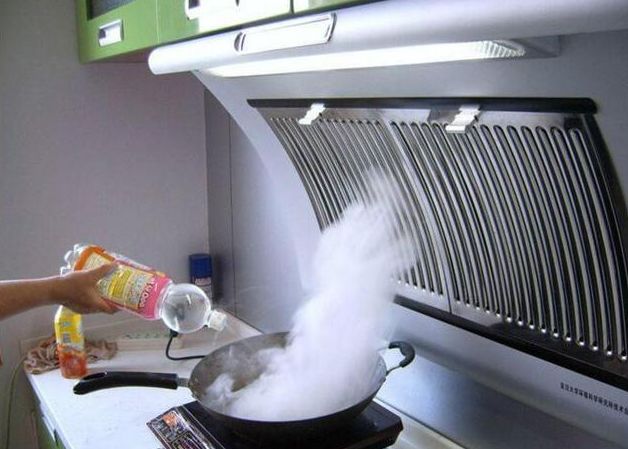 抽油烟机清洗擦玻璃,抽油烟机怎么擦玻璃油污