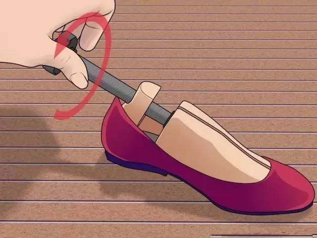 运动鞋子买小了一招变大的妙招,新买的鞋子挤脚怎么使鞋子变大